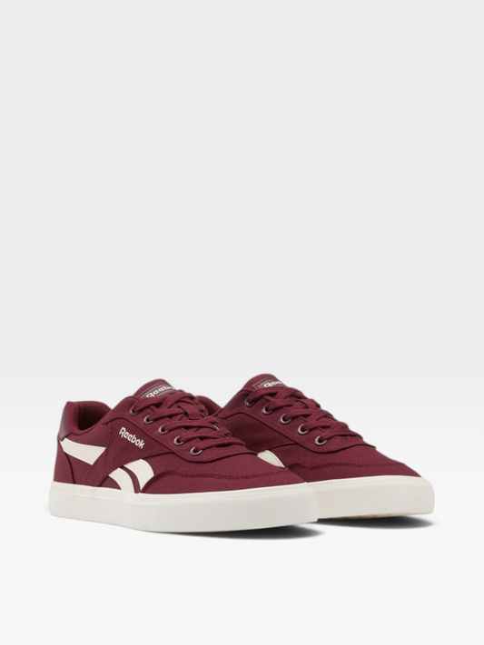 Tenis Reebok para hombre de color vinotinto con detalles en blanco, disponibles en la tienda oklahoma.