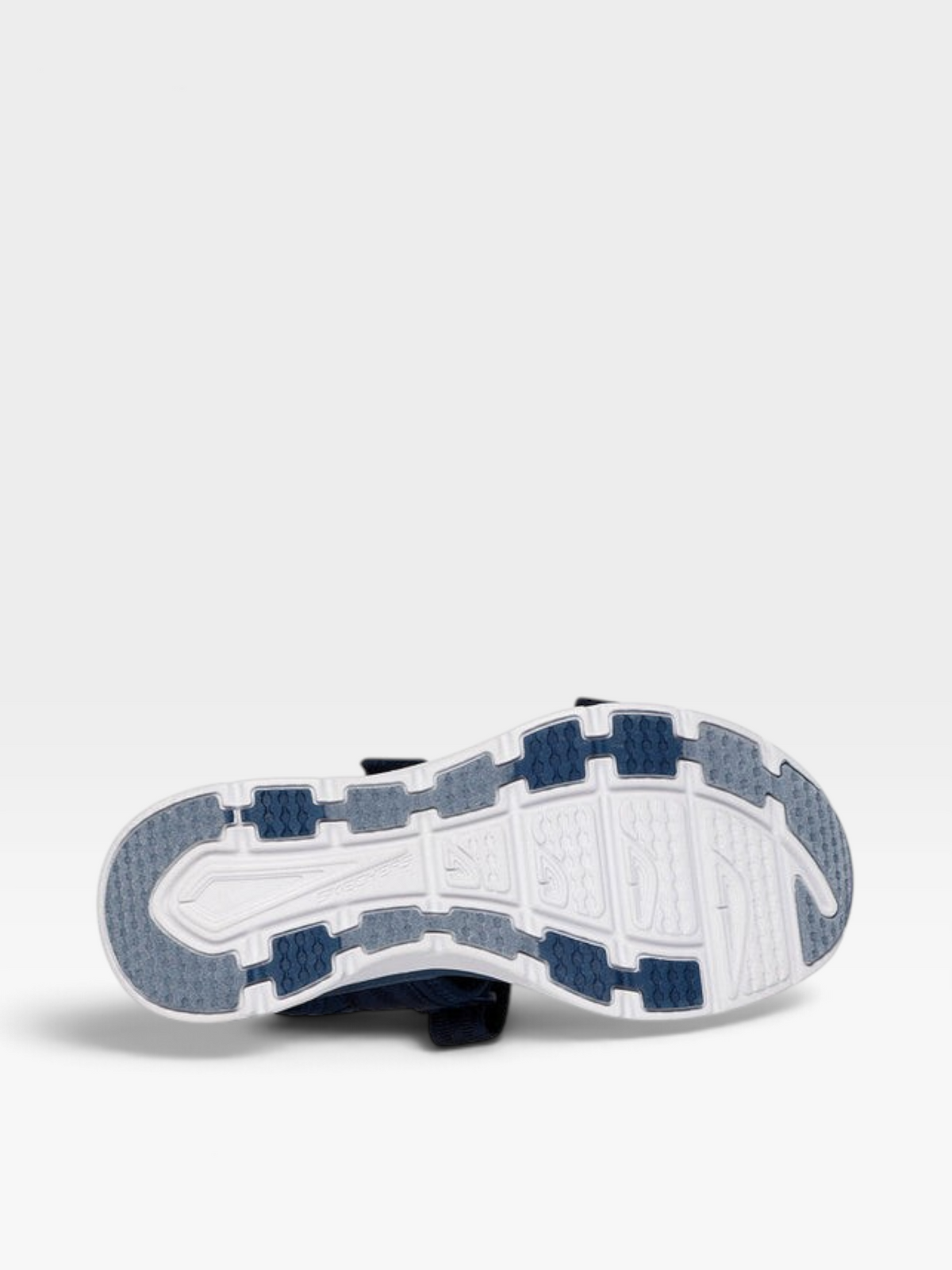 Suela de tenis Skechers para mujer en color azul navy y blanco con diseño de tracción, vista inferior.