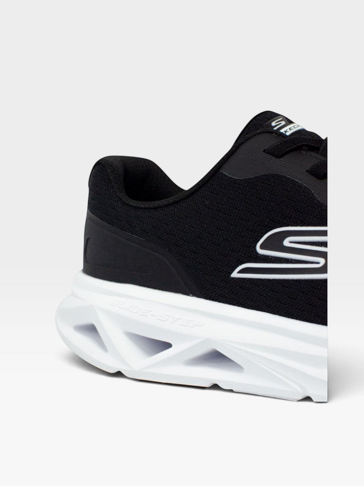 Tenis Skechers Go Walk para hombre en color negro con suela blanca de amortiguación, disponibles en oklahoma