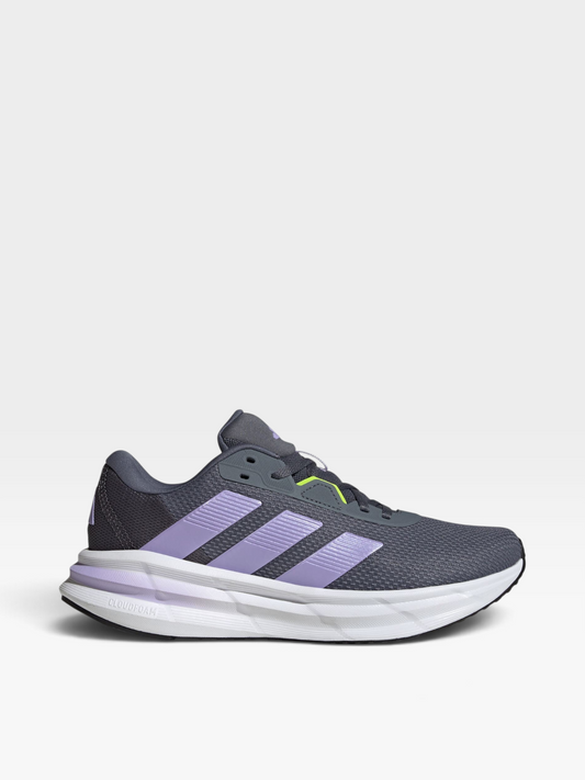 Tenis de running oklahoma Adidas Galaxy 7 para mujer en color gris con detalles en lila y suela con tecnología Cloudfoam