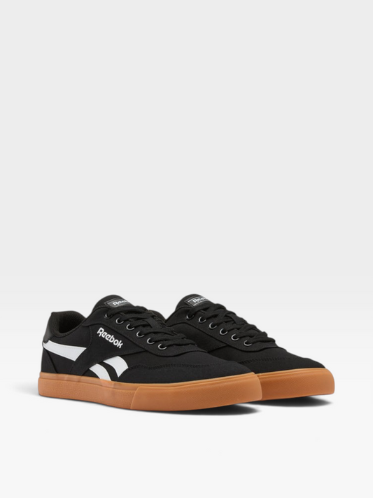 Tenis Reebok para hombre de oklahoma en color negro con suela de goma color caramelo y detalles blancos