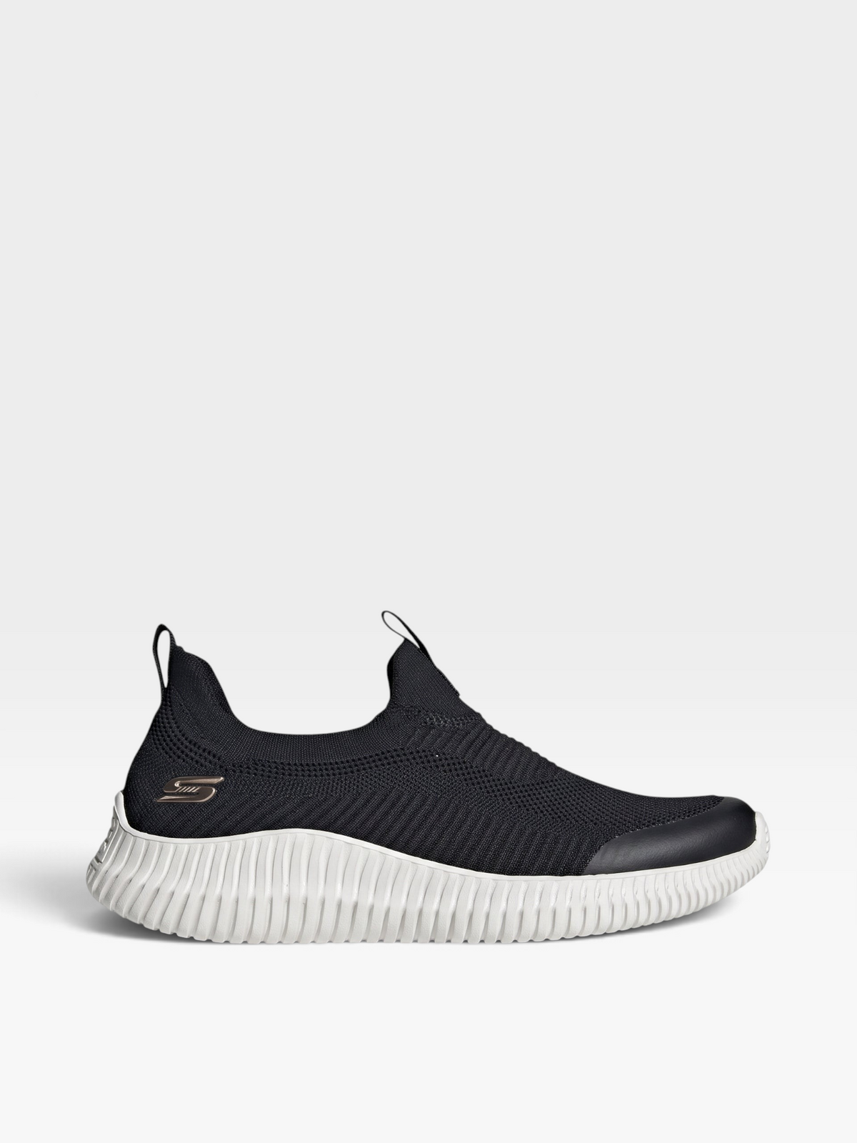 Tenis Skechers para mujer en color negro con suela blanca, diseño sin cordones y plantilla cómoda de oklahoma