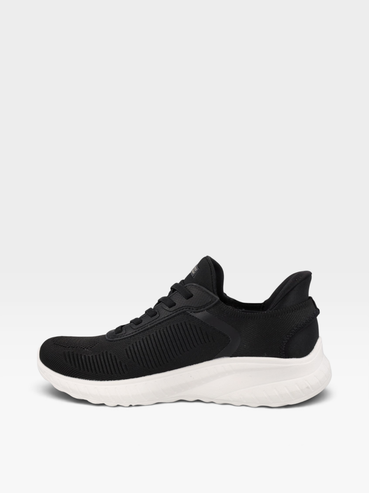 Tenis Skechers para mujer en color negro con tejido engineered knit y suela blanca, disponibles en oklahoma