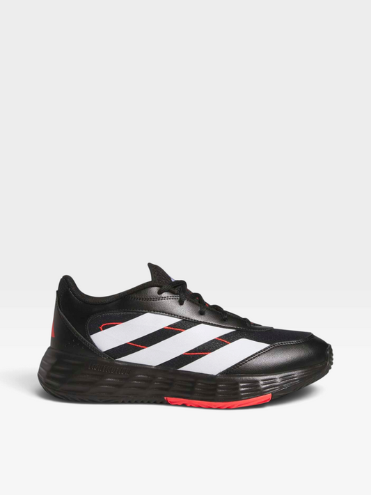 Tenis de running Adidas Gamechaser negros con franjas blancas y detalles rojos, disponibles en oklahoma