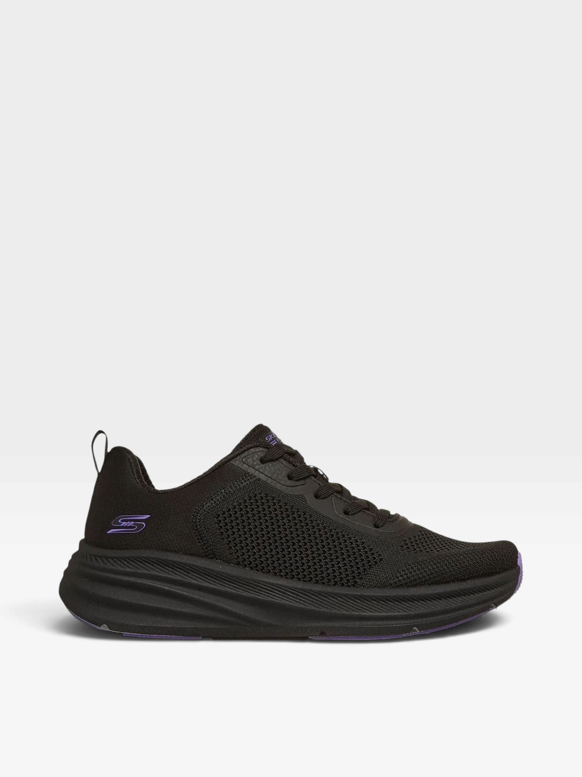 Tenis Skechers de mujer en color negro con malla transpirable, suela ligera y detalles en morado de oklahoma
