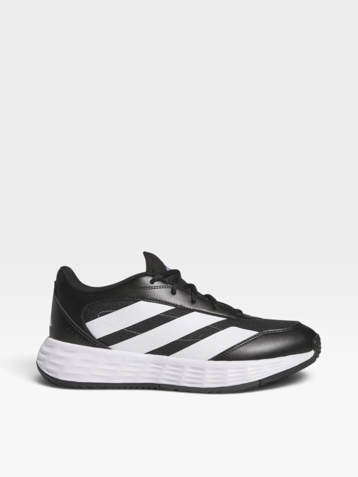 Zapatilla deportiva Adidas Gamechaser de oklahoma en color negro con las tres bandas blancas y suela amortiguada