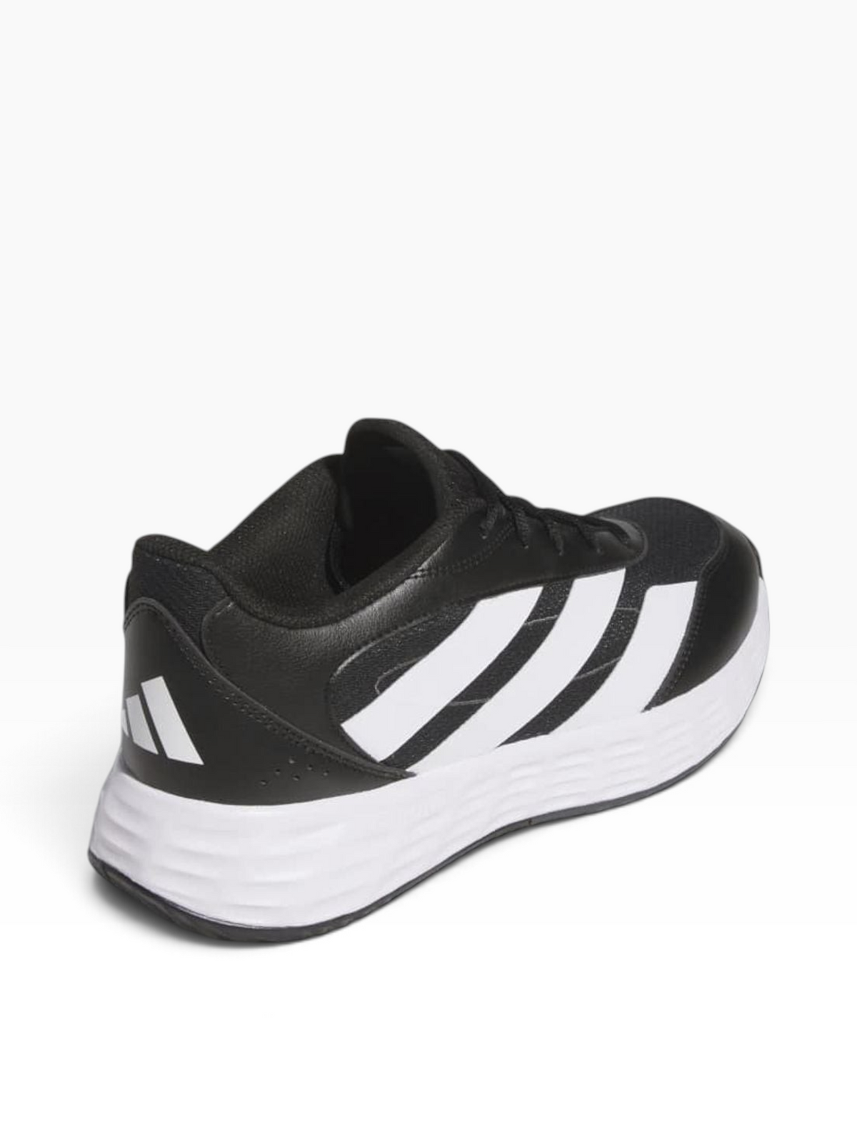 Zapatilla de hombre Adidas Gamechaser en color negro con las tres bandas blancas, vista trasera en oklahoma