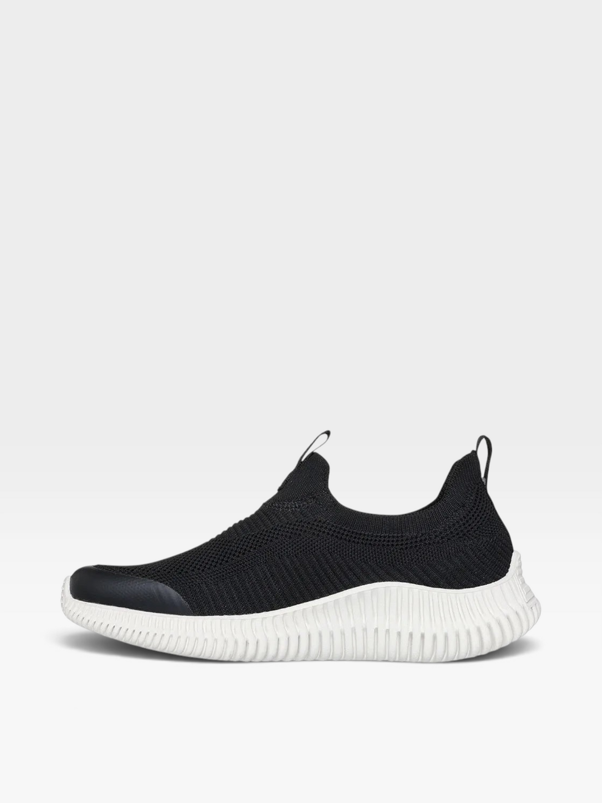 Tenis Skechers oklahoma para mujer en color negro con diseño slip-on, tejido transpirable y suela blanca flexible