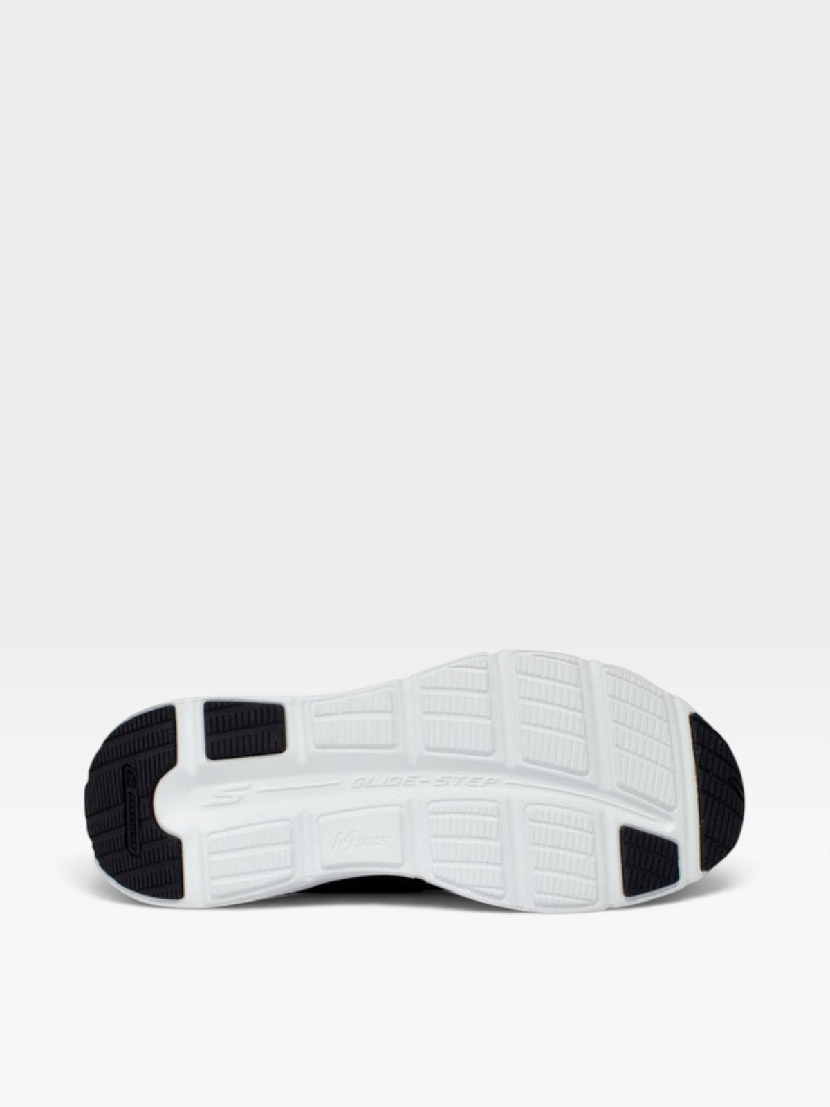 Suela de tenis Skechers Go Walk para hombre en color blanco y negro con tecnología de agarre, vista desde oklahoma