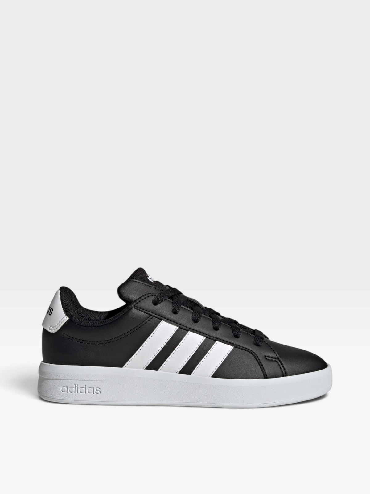 Tenis adidas Grand Court 3.0 para niños de oklahoma en color negro con las tres franjas blancas y suela de goma