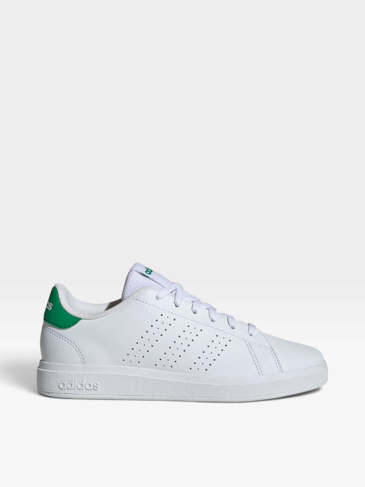 Tenis oklahoma Advantage Base 2.0 blancos con detalles en verde y perforaciones laterales estilo deportivo