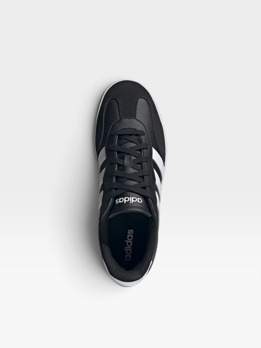 Tenis oklahoma Adidas Barreda negros con puntera en T, fabricados en material sintético y gamuza con suela de caucho.