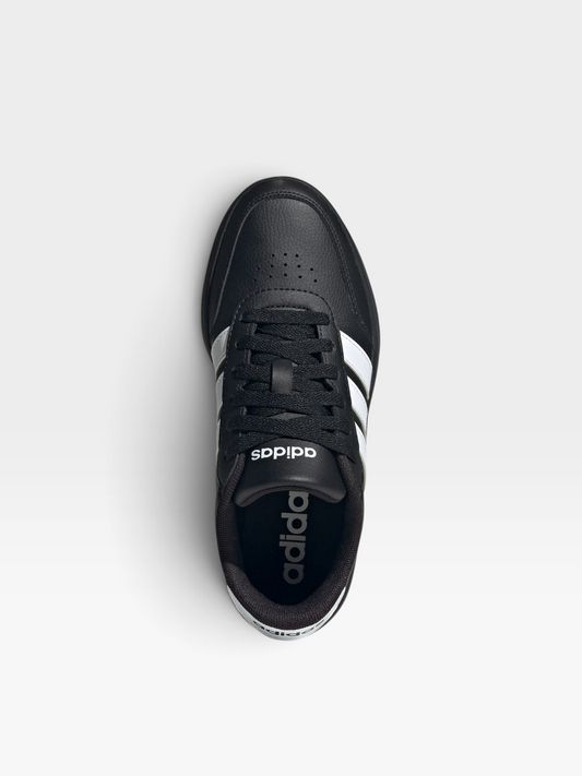 Tenis Adidas Breaknet 3.0 para niños de oklahoma en color negro con detalles blancos y cierre de cordones