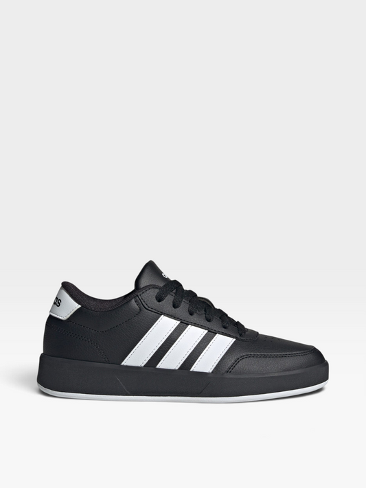 Tenis oklahoma Adidas Breaknet 3.0 para niños en color negro con las tres bandas blancas y suela de caucho resistente