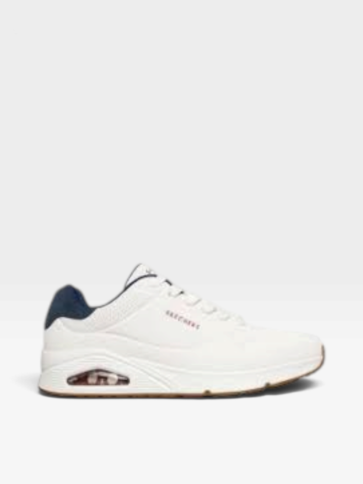 Tenis Skechers blancos de polipiel con detalle azul en el talón y suela con cámara de aire, disponibles en oklahoma